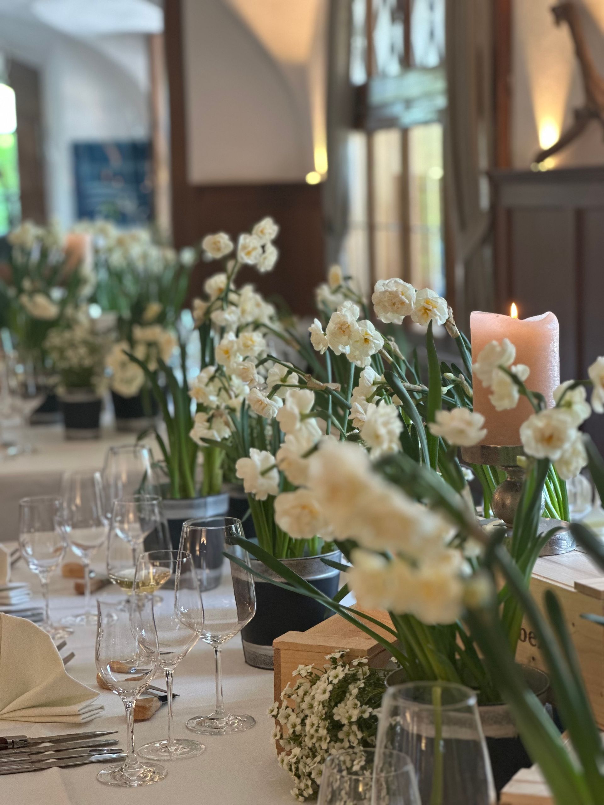 Feier mit Menschen am gedecktem Tisch, Gläser, Besteck, Teller