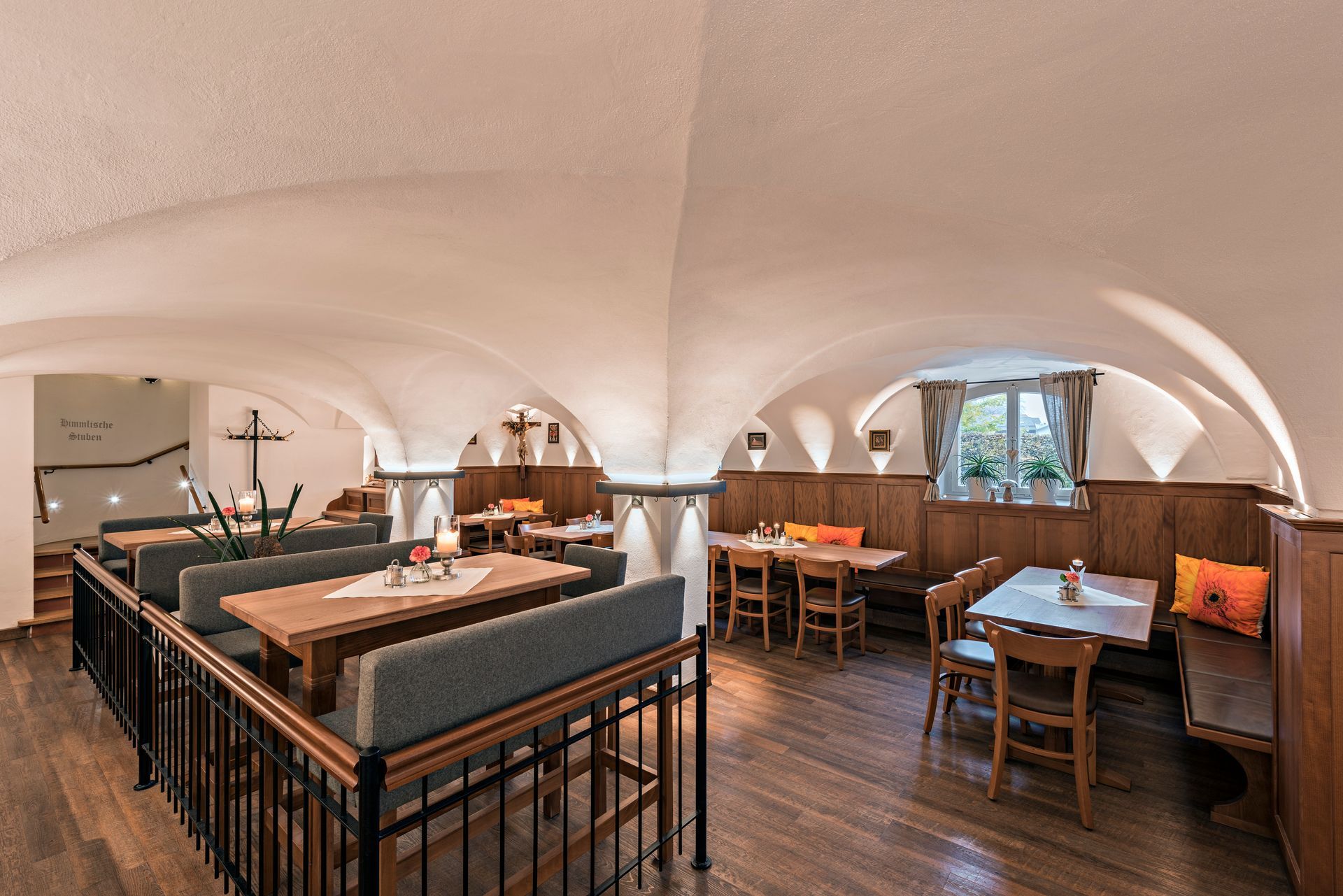 Räumlichkeit innen, hölzerne Tische und Stühle mir ordentlich gedeckten Tischen, gemütliche Atmosphäre