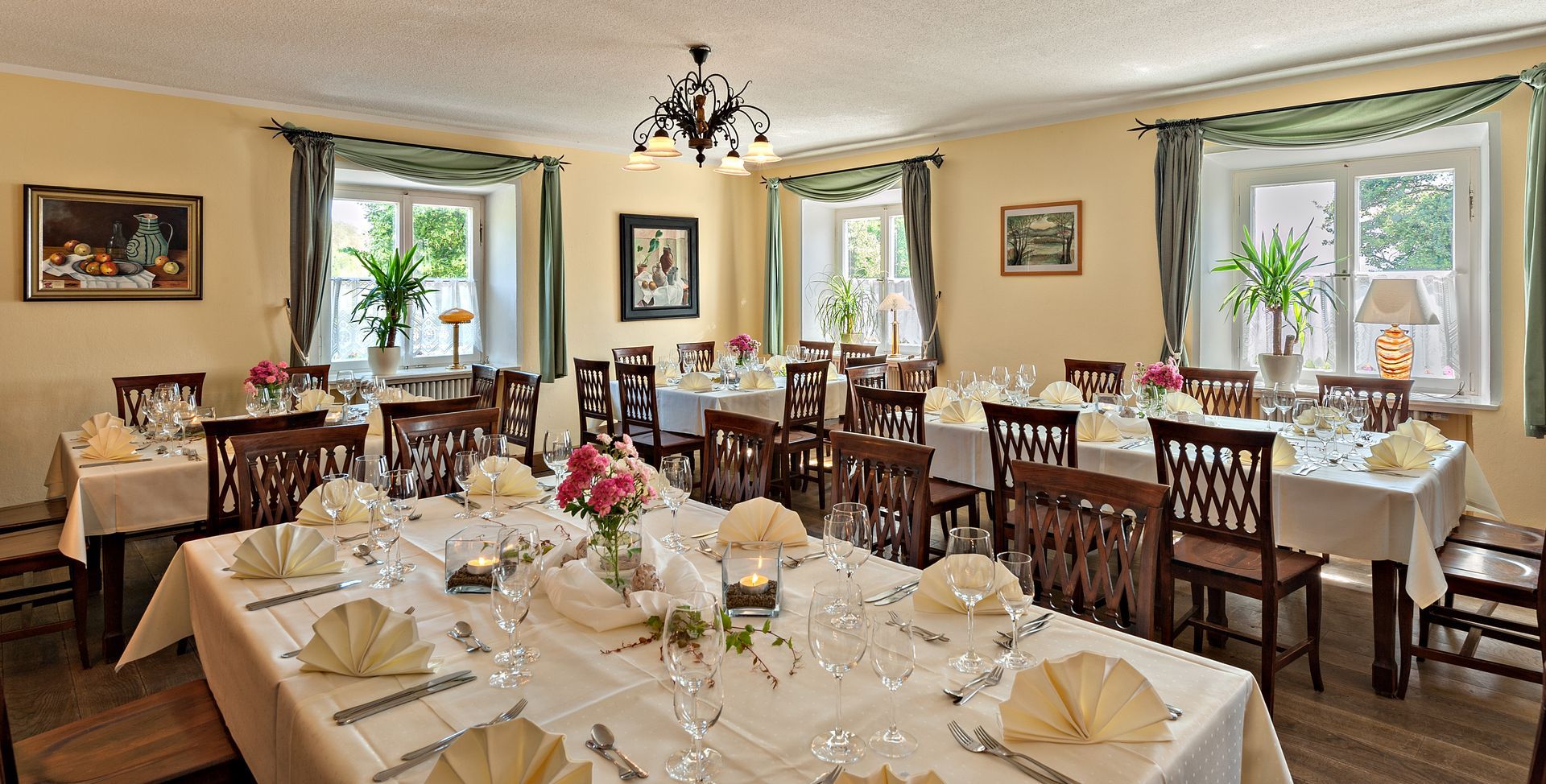 gedeckte große Tische für Feiern und Events