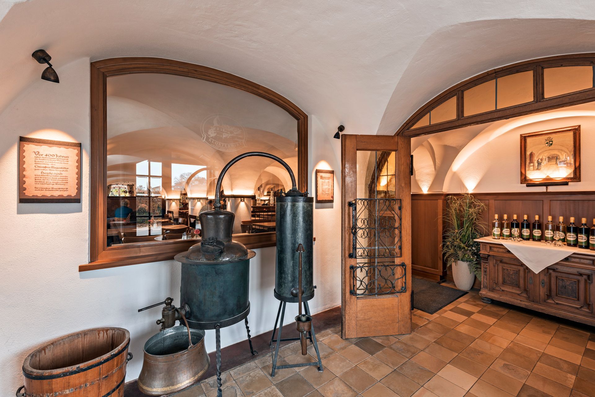 Feier mit Menschen am gedecktem Tisch