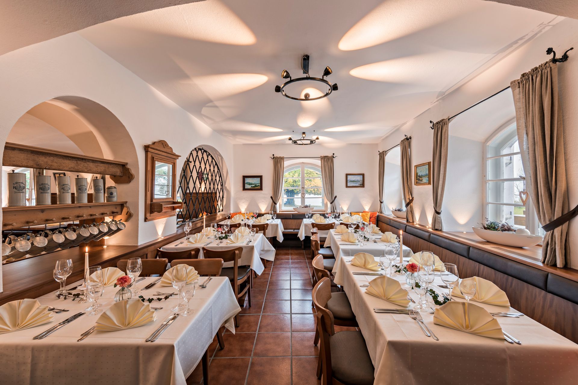 Raum mit großer, offener Tür, Holzfenster links, rustikale Möbel 