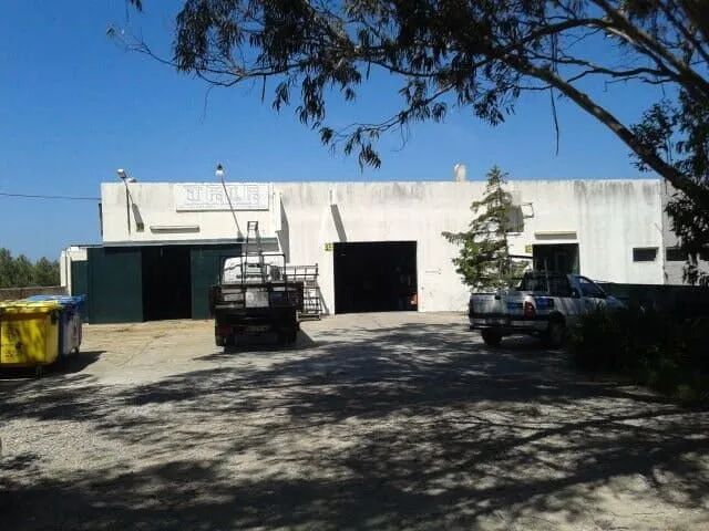 Um caminhão está estacionado em frente a um prédio branco