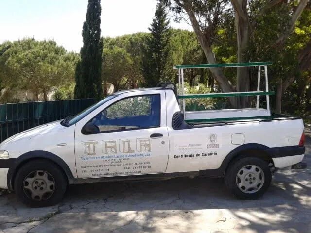 Um caminhão branco com a palavra talf na lateral