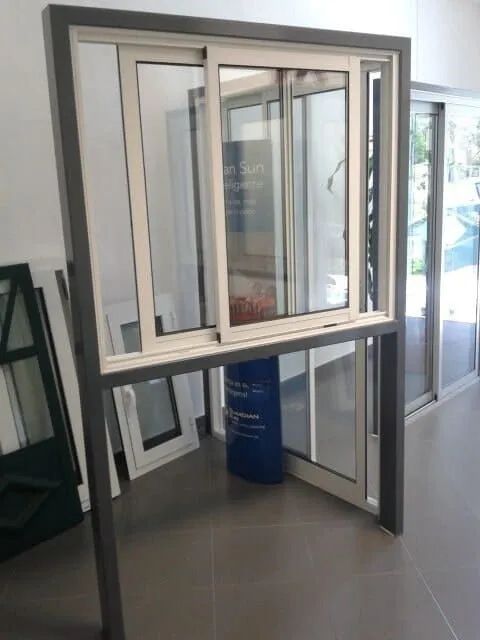 Uma sala com muitas janelas e um barril azul