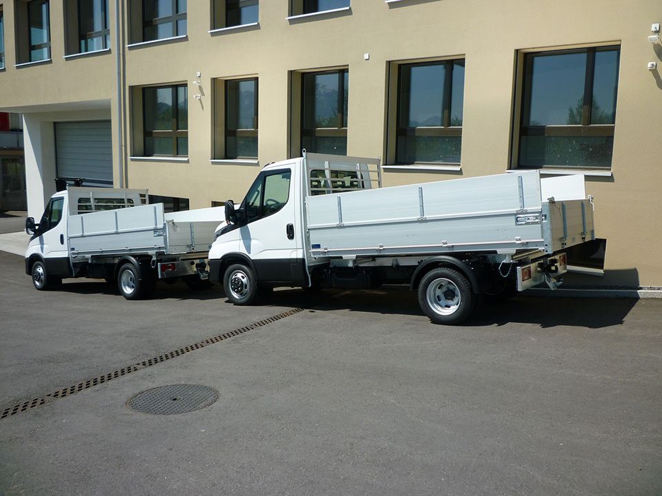 Im Folgenden zeigen wir Ihnen lebendige Eindrücke unserer Arbeit und unserer Fahrzeuge. Rufen Sie uns bei Fragen oder Anmerkungen gerne an.