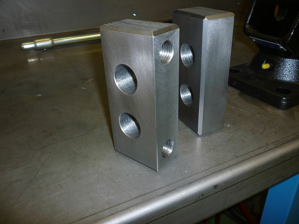 Im Folgenden zeigen wir Ihnen lebendige Eindrücke unserer Arbeit und unserer Fahrzeuge. Rufen Sie uns bei Fragen oder Anmerkungen gerne an.