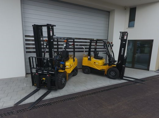 Im Folgenden zeigen wir Ihnen lebendige Eindrücke unserer Arbeit und unserer Fahrzeuge. Rufen Sie uns bei Fragen oder Anmerkungen gerne an.