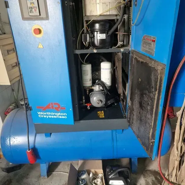 Un compresor de aire azul con la puerta abierta