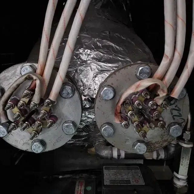 Un montón de cables están conectados a una placa de metal con el número 222 en ella.