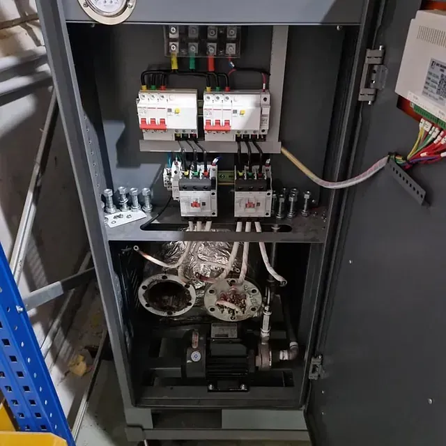 El interior de una caja eléctrica con la puerta abierta y muchos cables saliendo de ella.