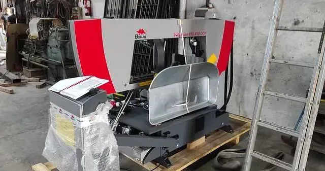 Una máquina está colocada encima de una paleta de madera en una fábrica.