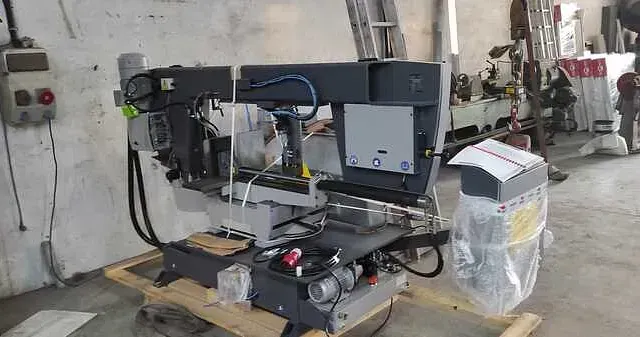 Una máquina está colocada sobre una paleta de madera en una habitación.