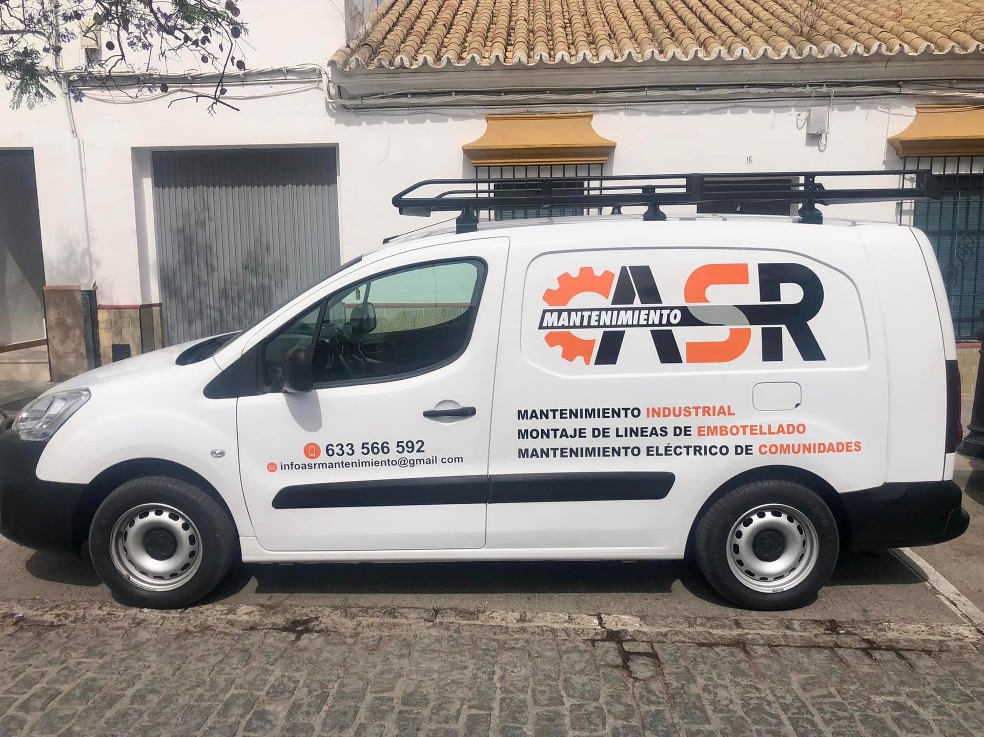 Una camioneta blanca con la palabra casr en el costado