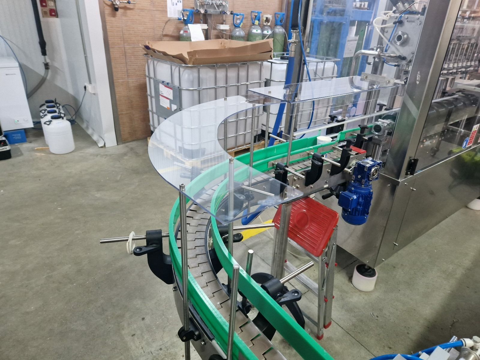 Una cinta transportadora mueve botellas en una fábrica.