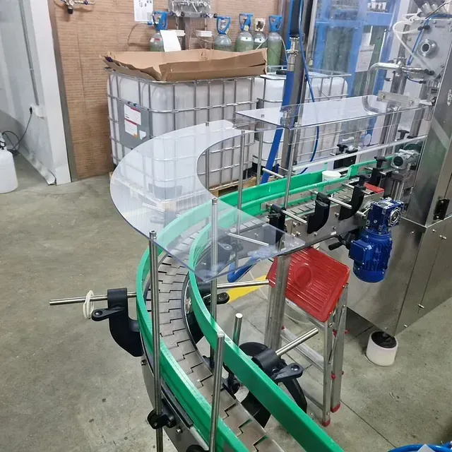 Una cinta transportadora con un protector transparente en la parte superior.