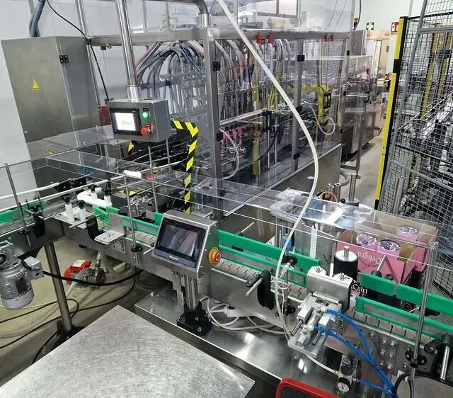 Una máquina está sentada en una cinta transportadora en una fábrica.