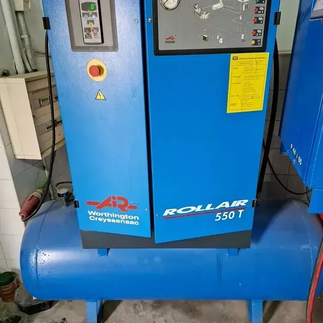 Un compresor de aire azul con la palabra rollair escrita