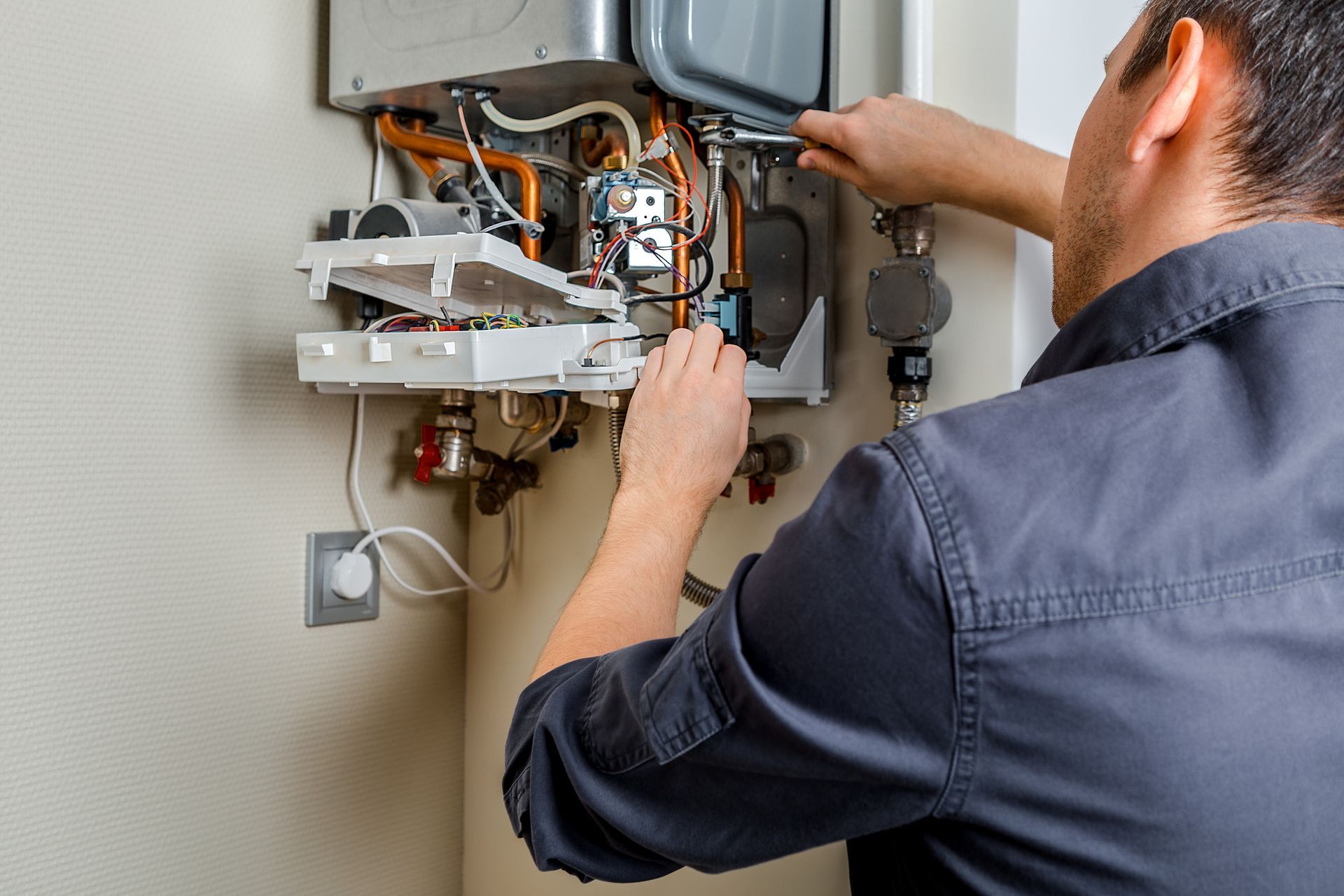 Un technicien réalise la maintenance d'une chaudière