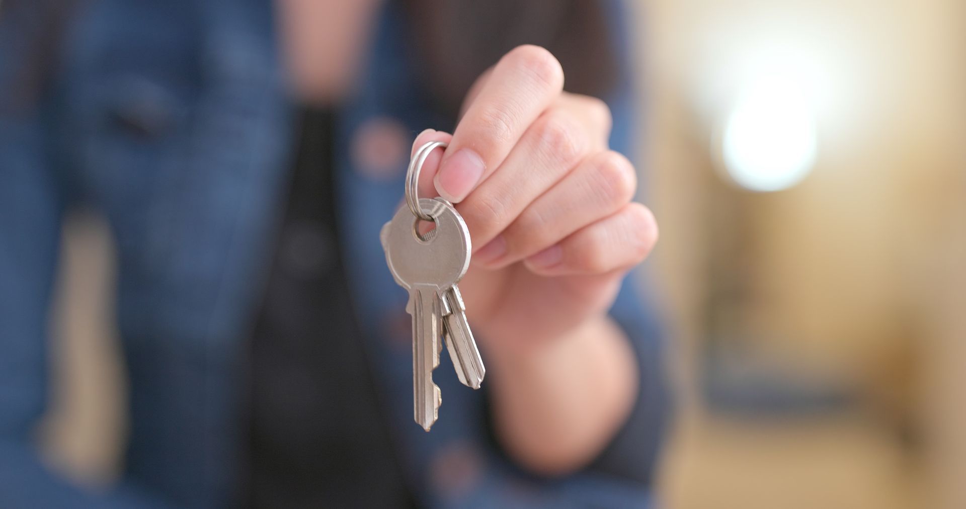 Une femme tenant des clés