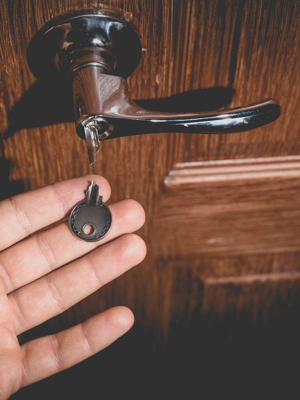 Une clé cassée devant une porte