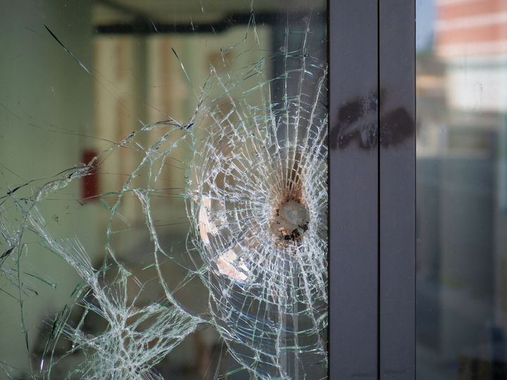 Une vitre fissurée