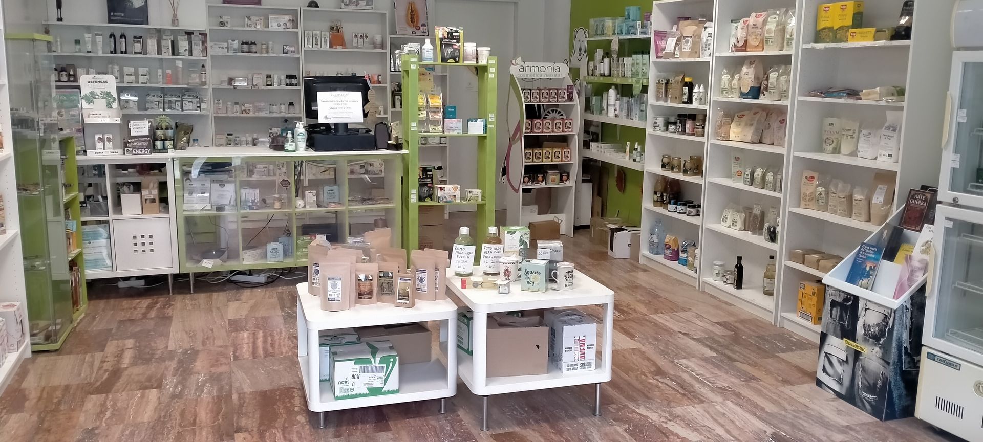 Una tienda llena de muchos estantes y mesas.