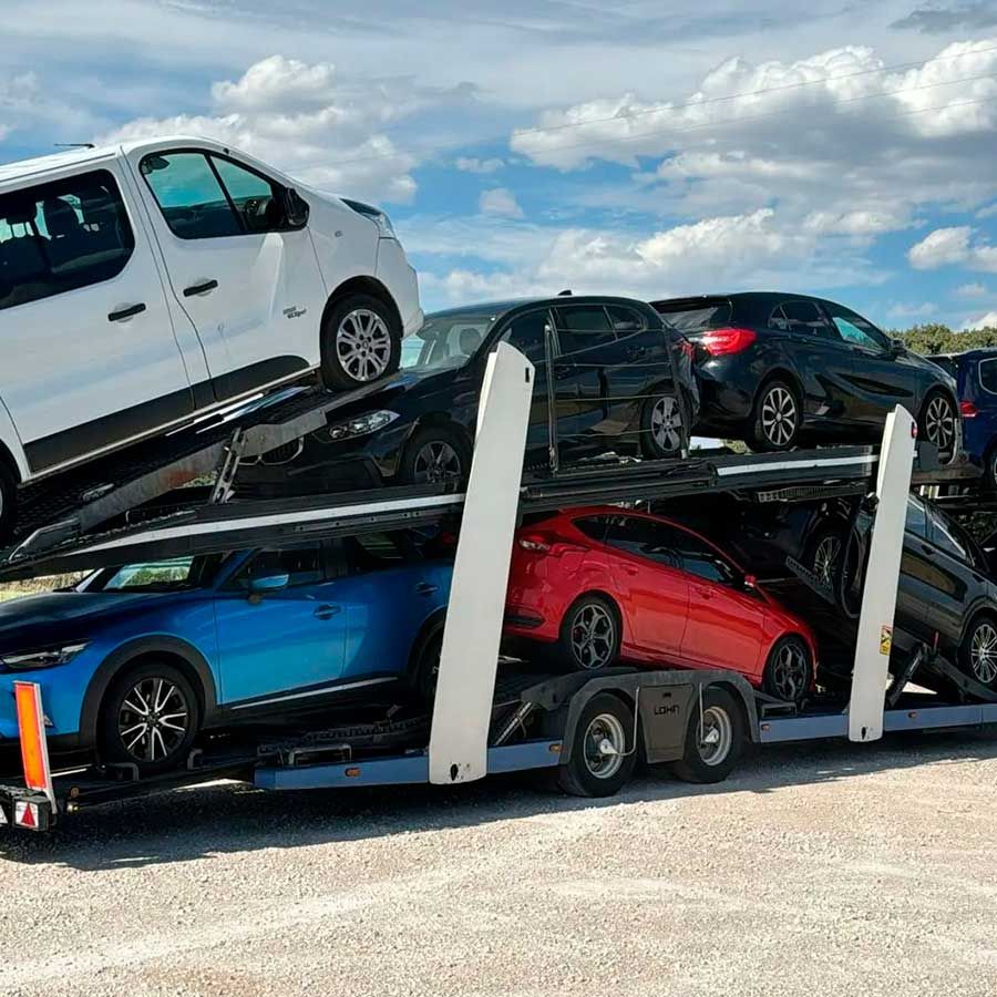 Un camión transporta una pila de coches uno encima del otro.