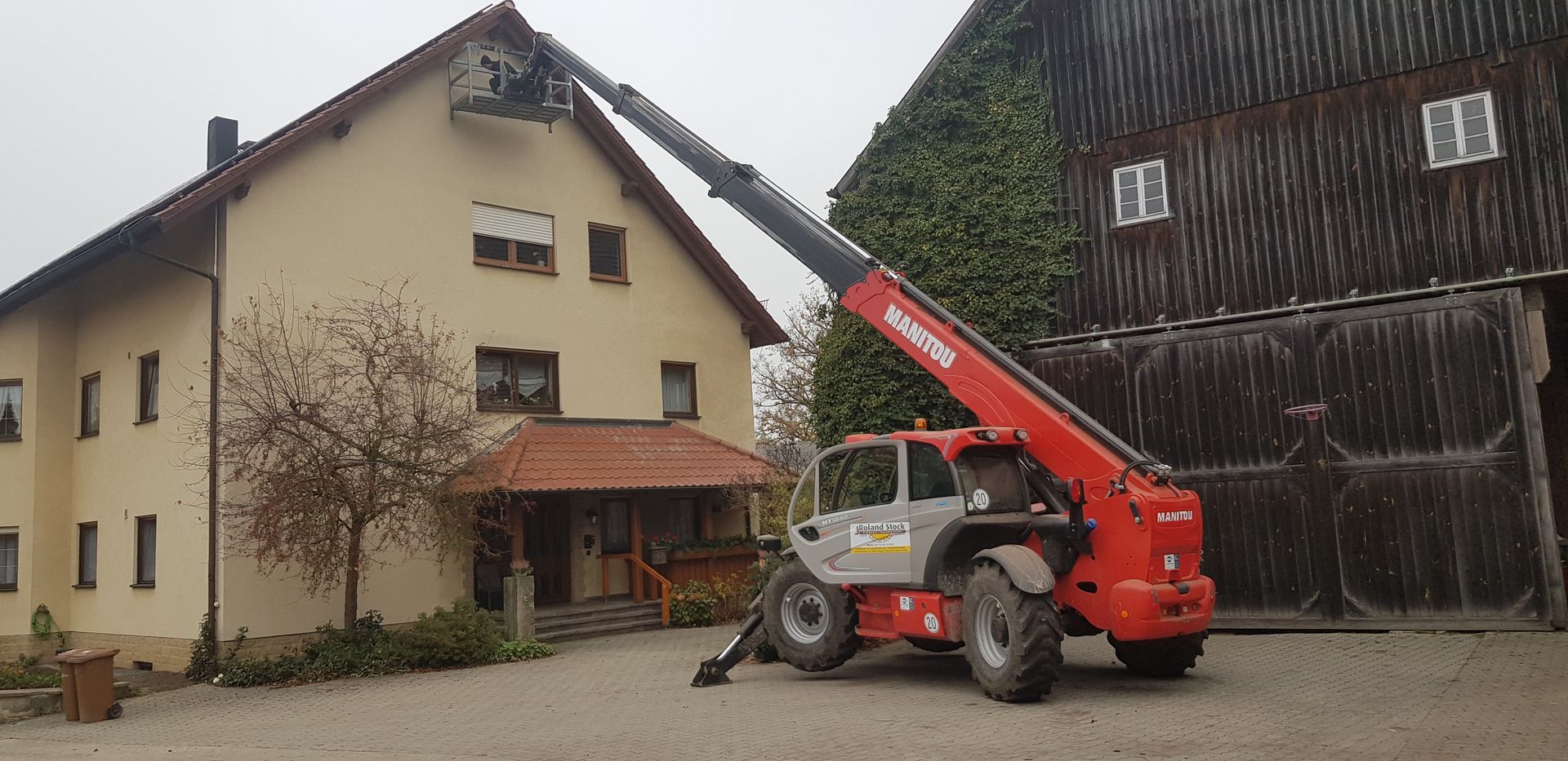 Dachsanierung mit Kran