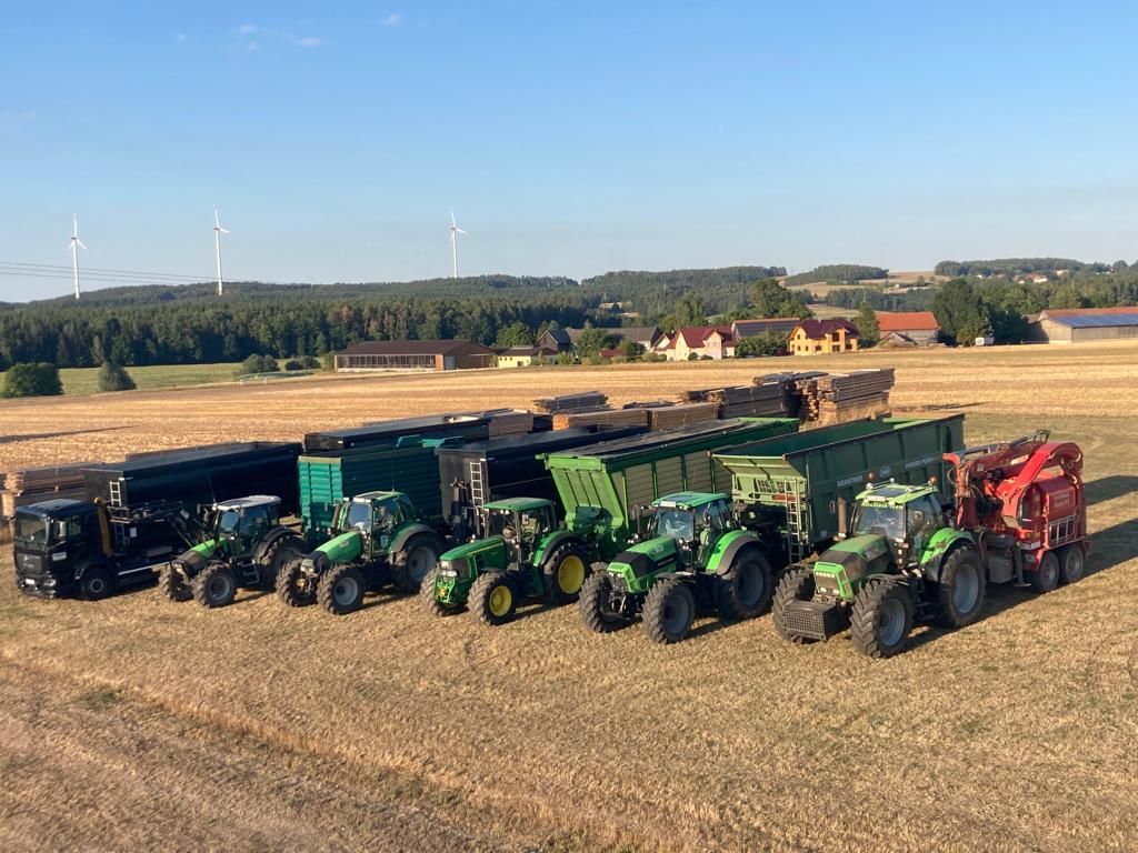 Fuhrpark mit Traktoren auf Betriebsgelände