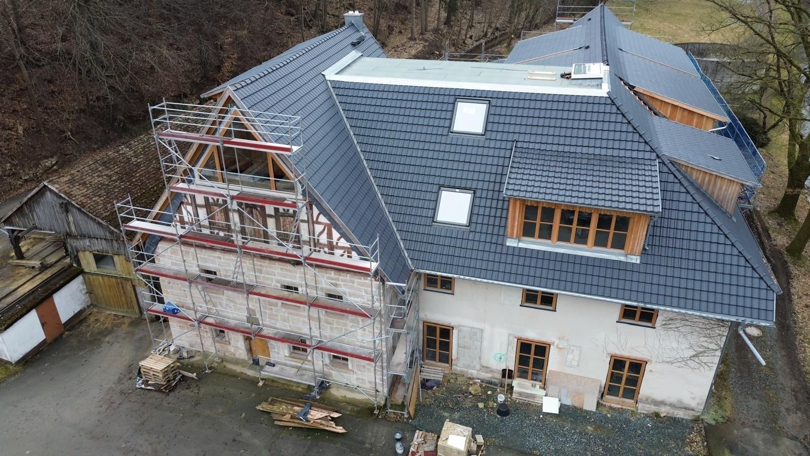 Dachsanierung mit neuer Eindeckung und Gerüst