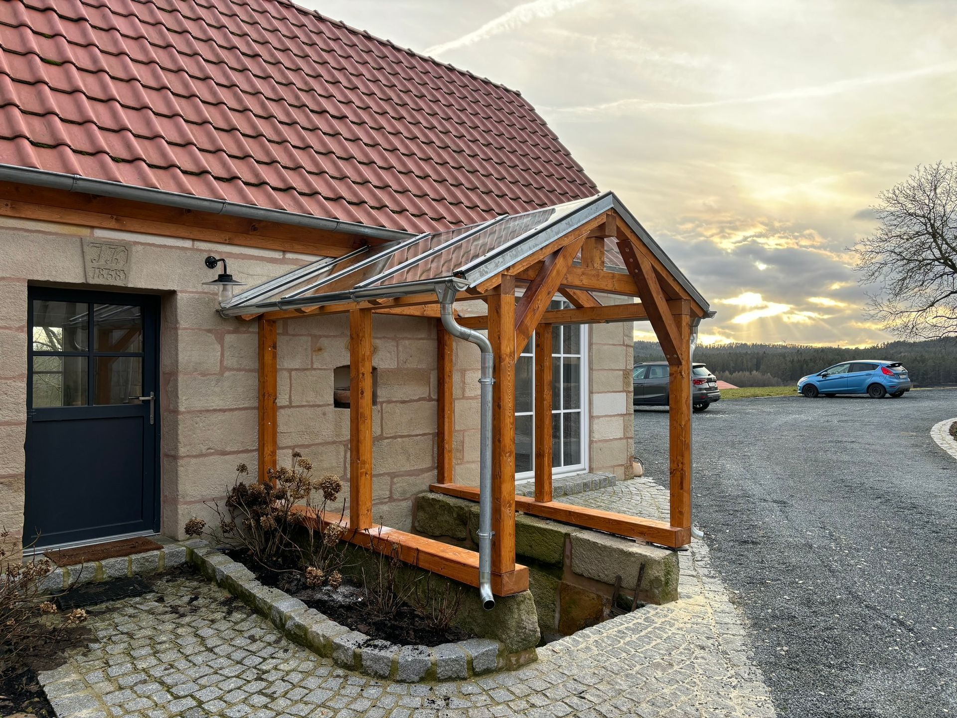 Holzvordach am Hauseingang