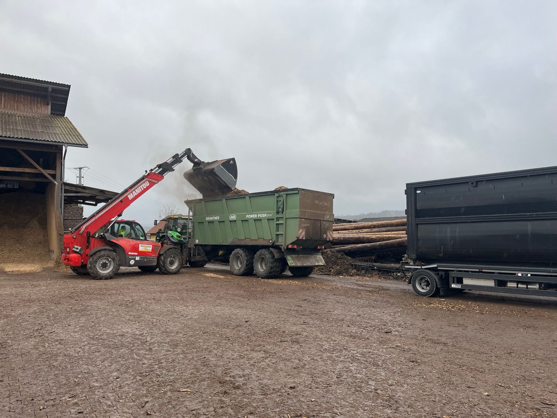 Verladung von Hackschnitzeln mit Kran