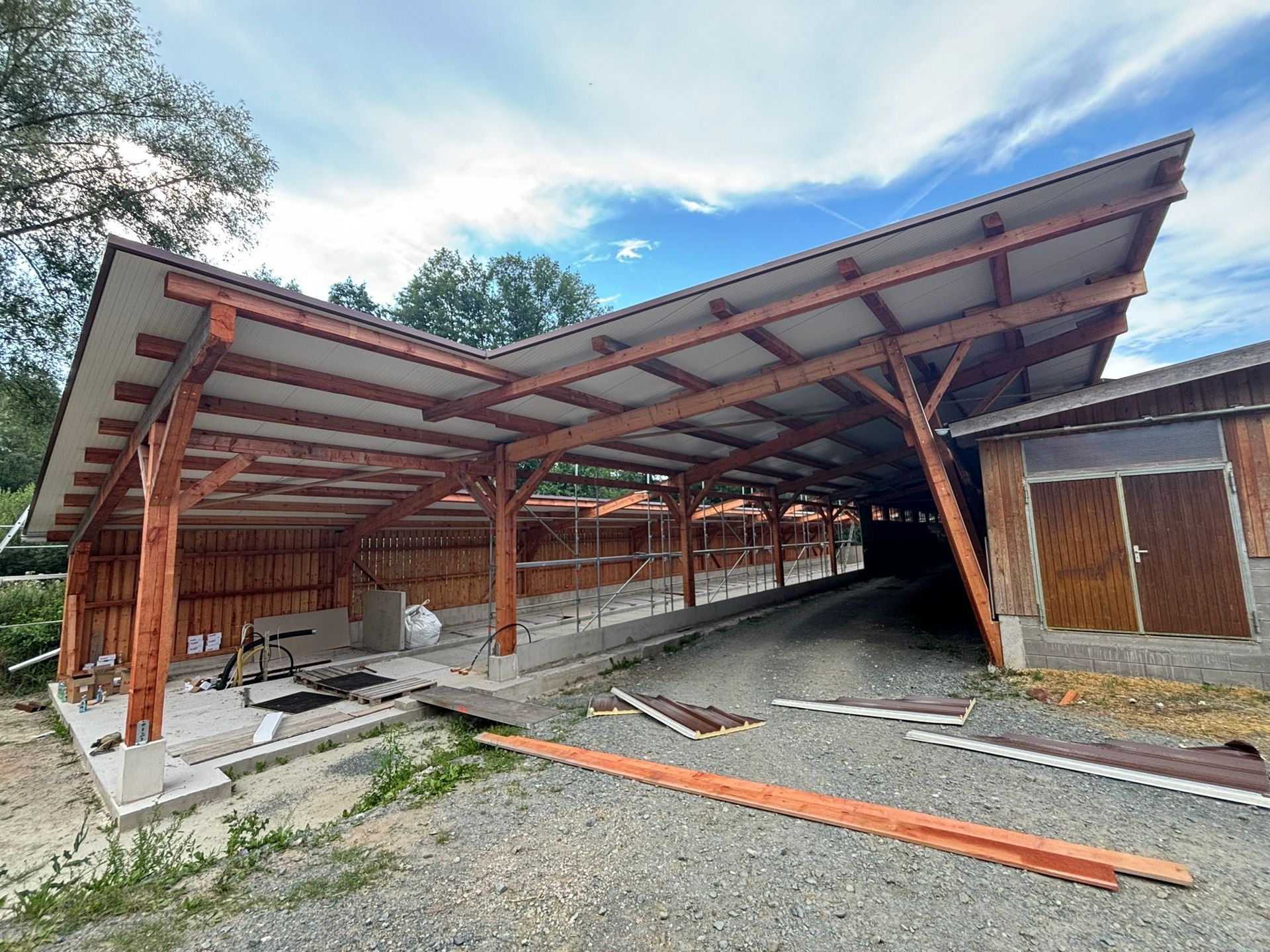 Holzbau mit offener Dachkonstruktion