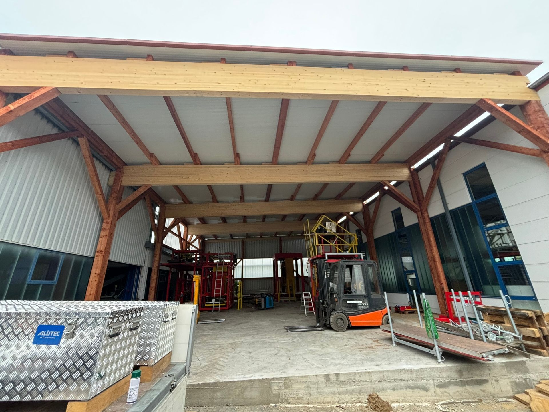 Offene landwirtschaftliche Halle mit Holztragwerk