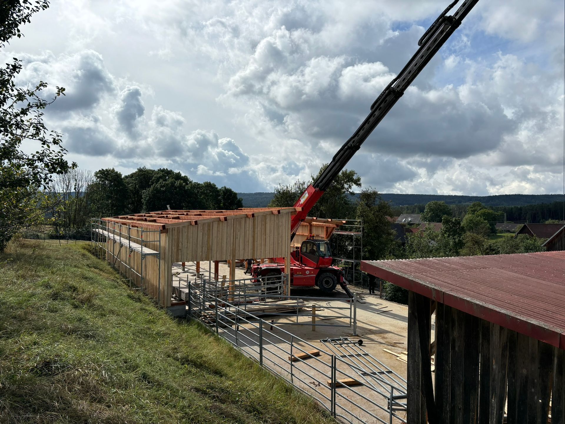 Kranmontage an landwirtschaftlichem Holzgebäude