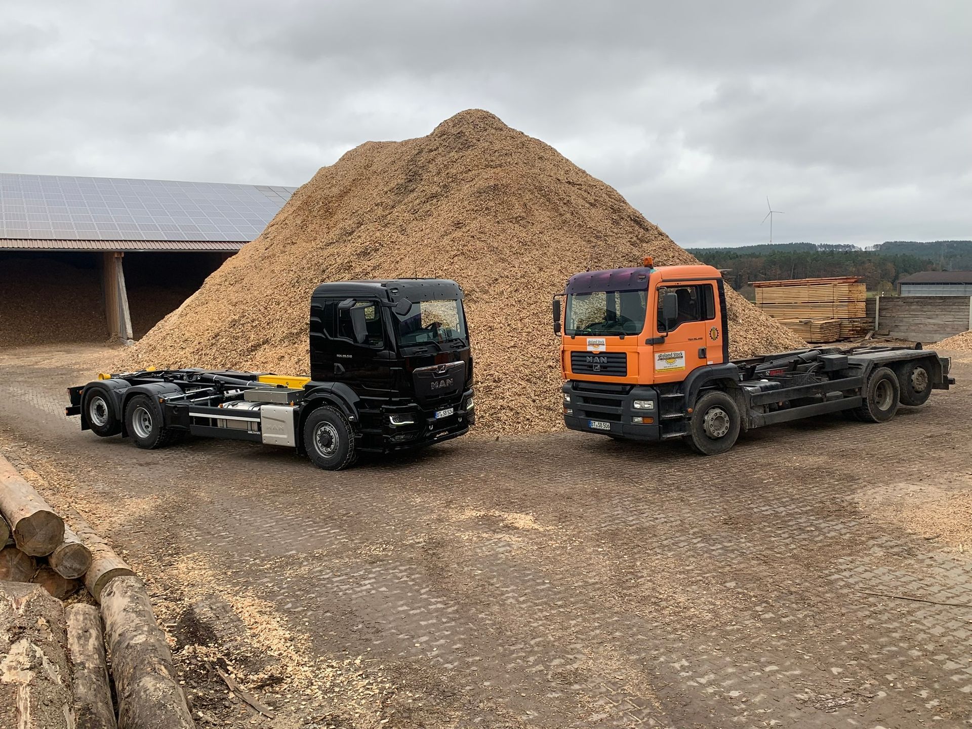 Holzhackschnitzel mit LKW auf dem Betriebshof