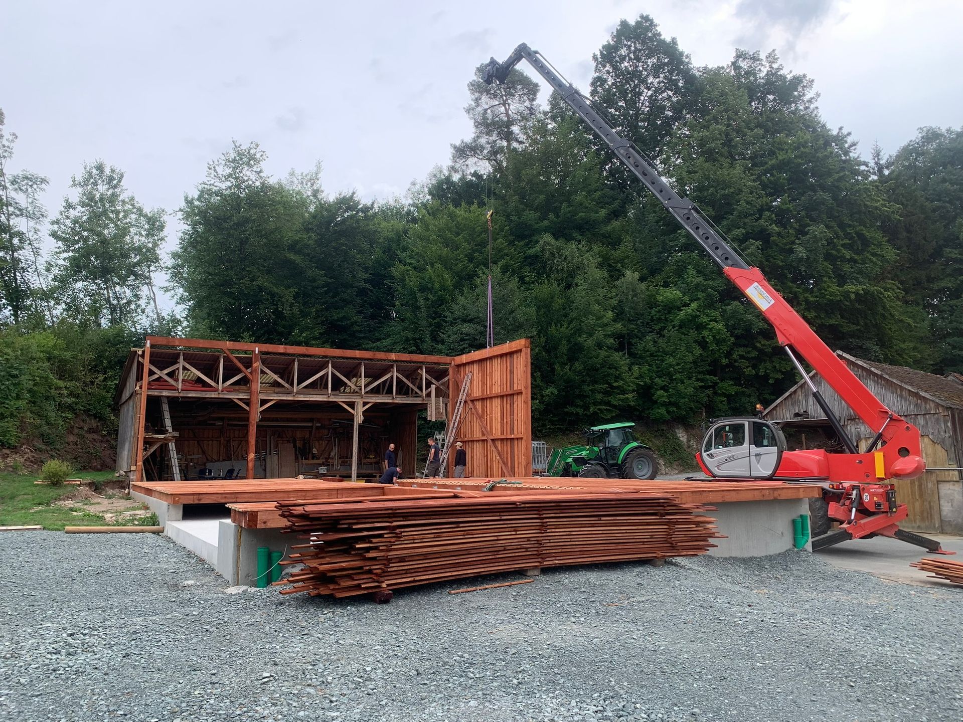 Montage eines Holzgebäudes mit Kran