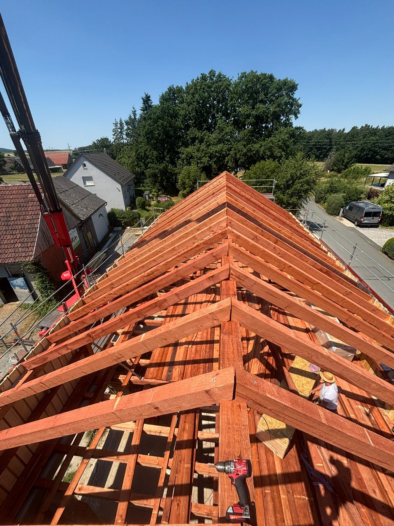 Blick vom Dach eines landwirtschaftlichen Gebäudes