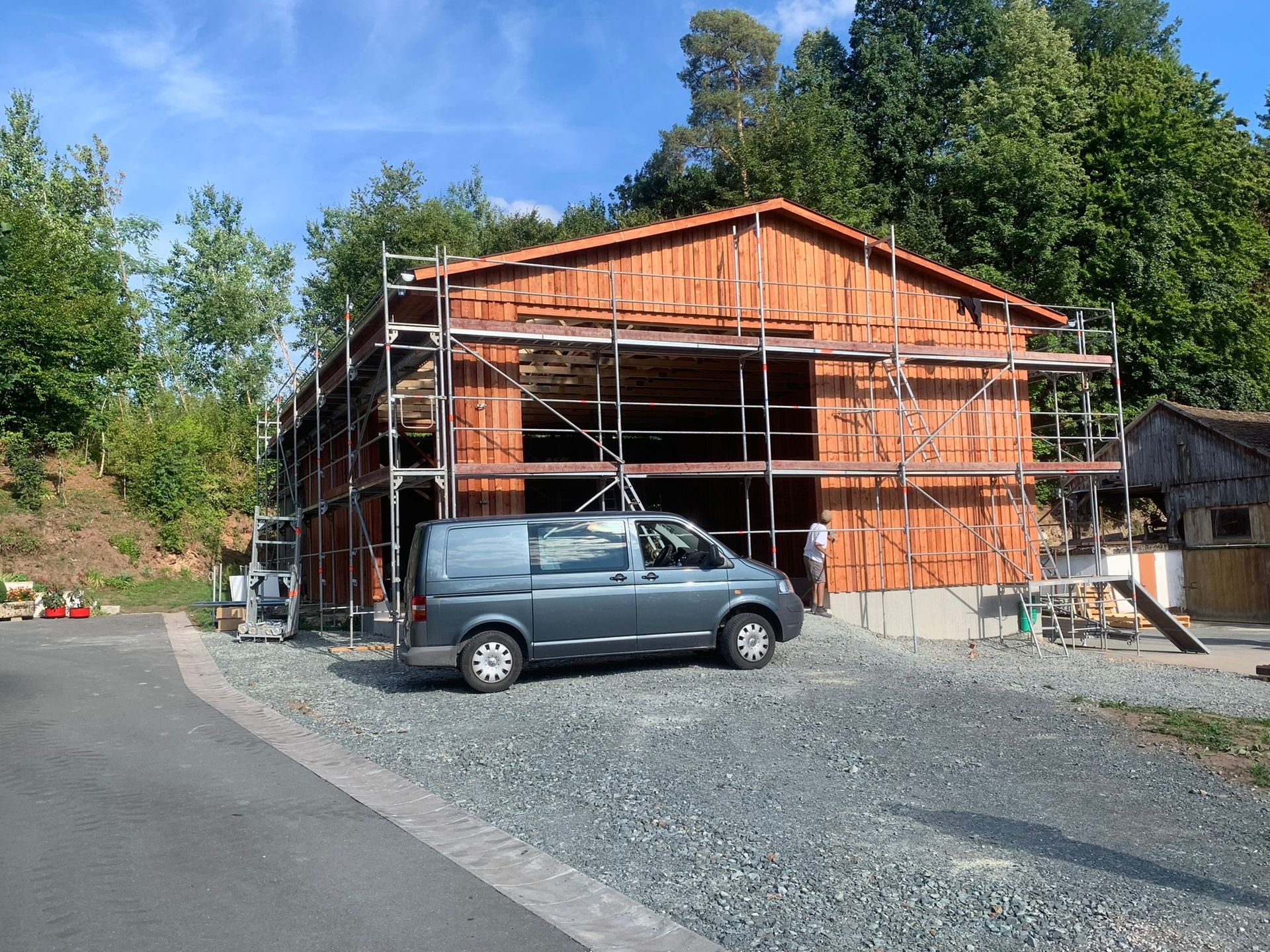 Landwirtschaftliche Halle im Bau mit Holzfassade