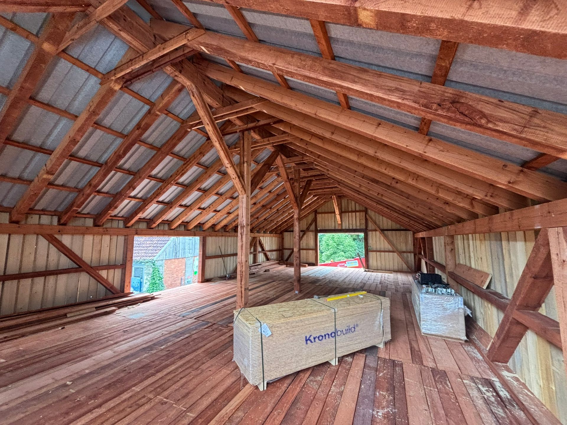 Innenansicht Holzhalle mit Dachkonstruktion