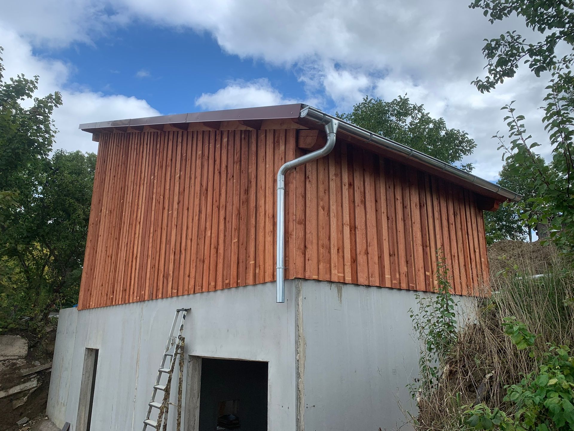 Fertige Holzfassade an landwirtschaftlichem Gebäude