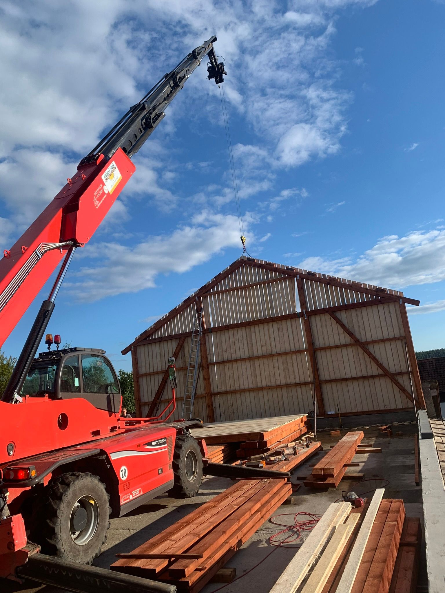 Kran hebt Holzbauteil