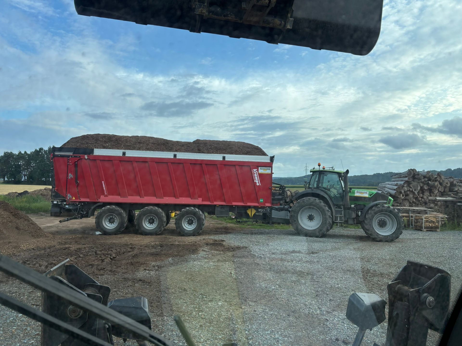 Traktor mit Anhänger beim Hackschnitzeltransport
