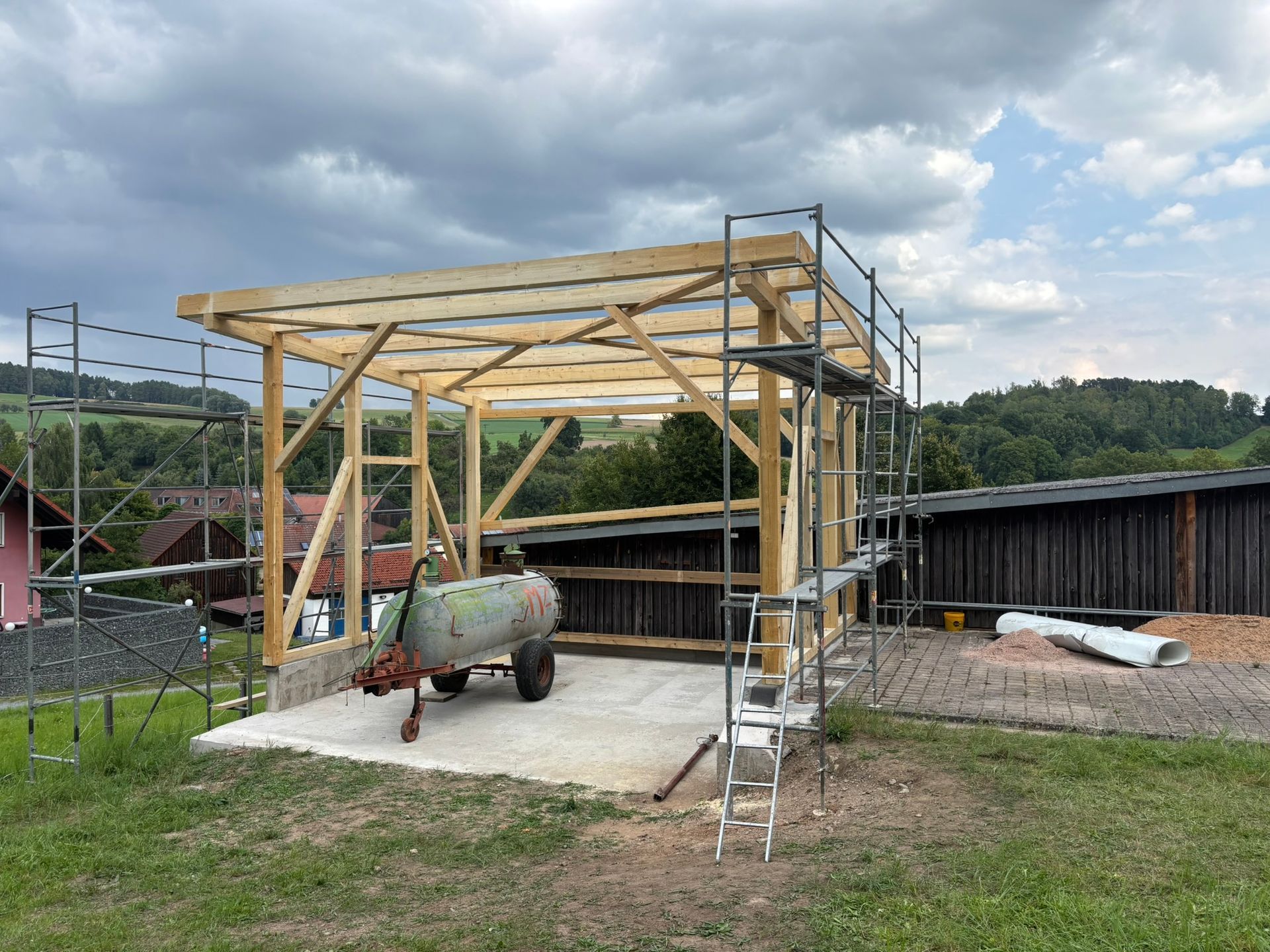 Offenes Holztragwerk einer landwirtschaftlichen Halle