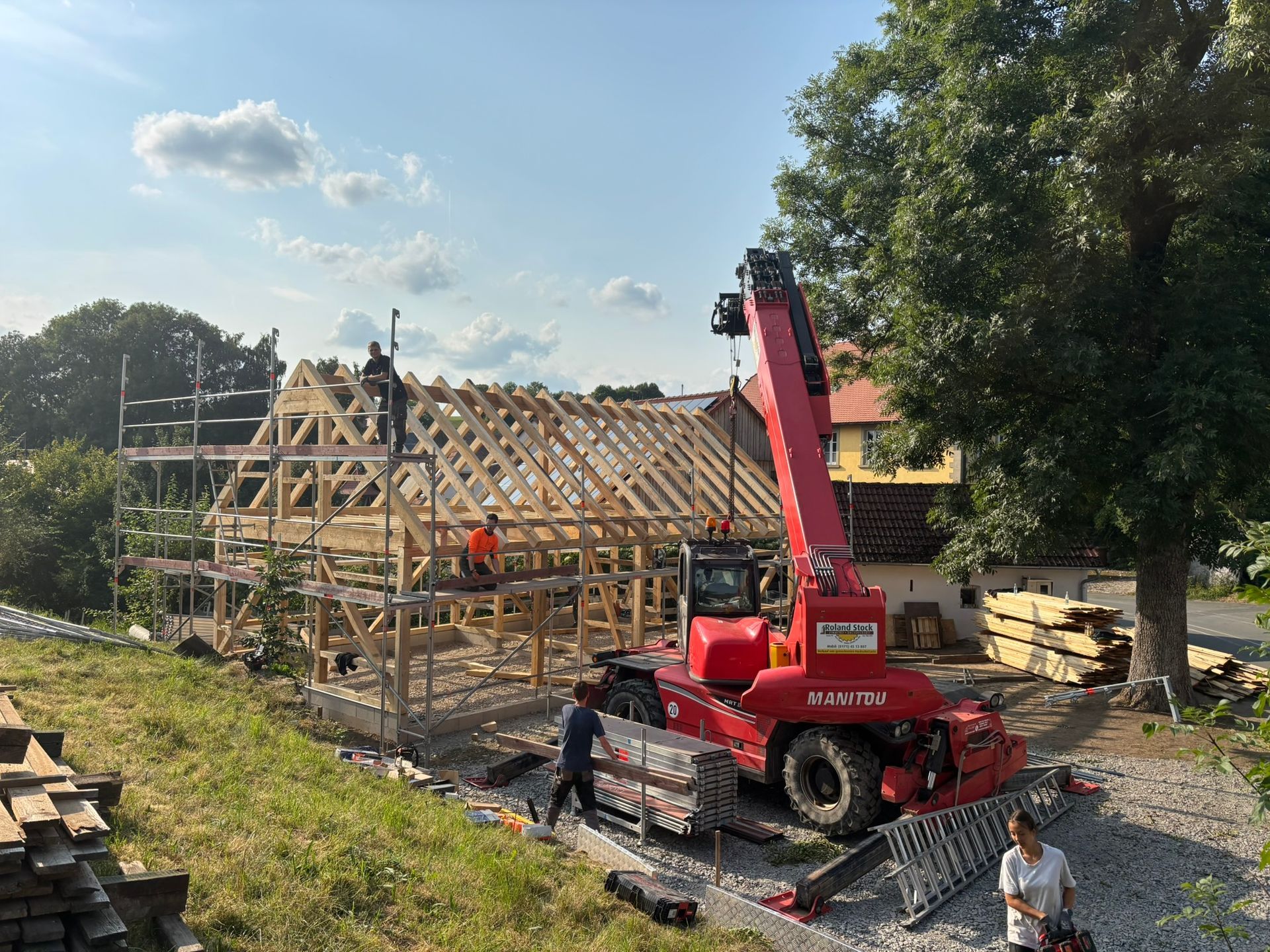 Holzrahmenbau eines Hauses mit Kran