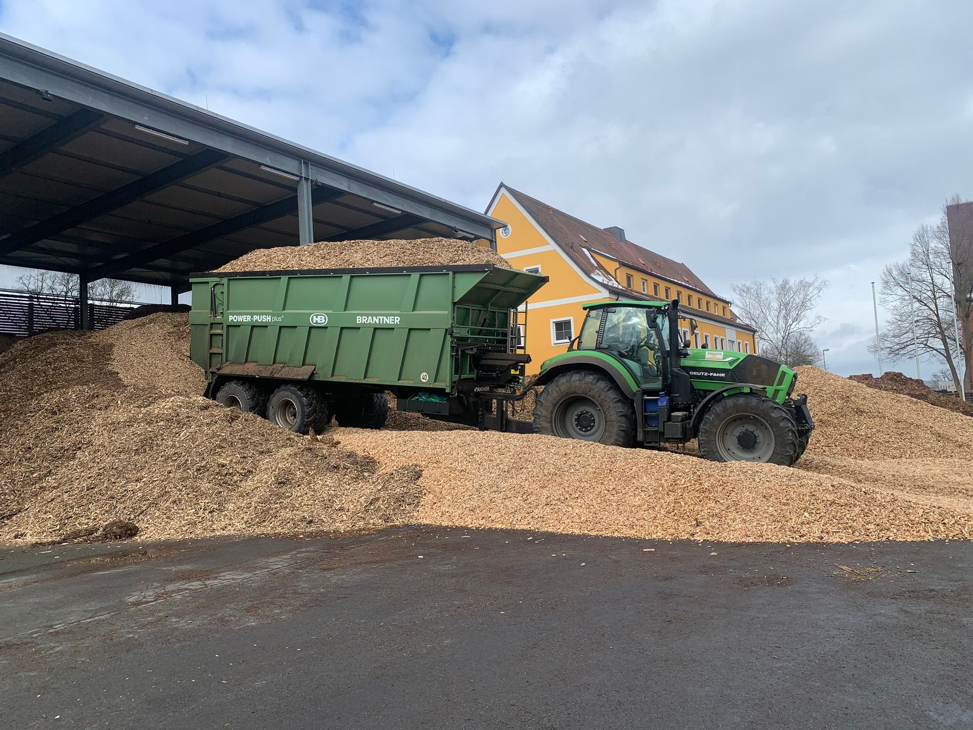 Traktor mit Anhänger für Holzhackschnitzel