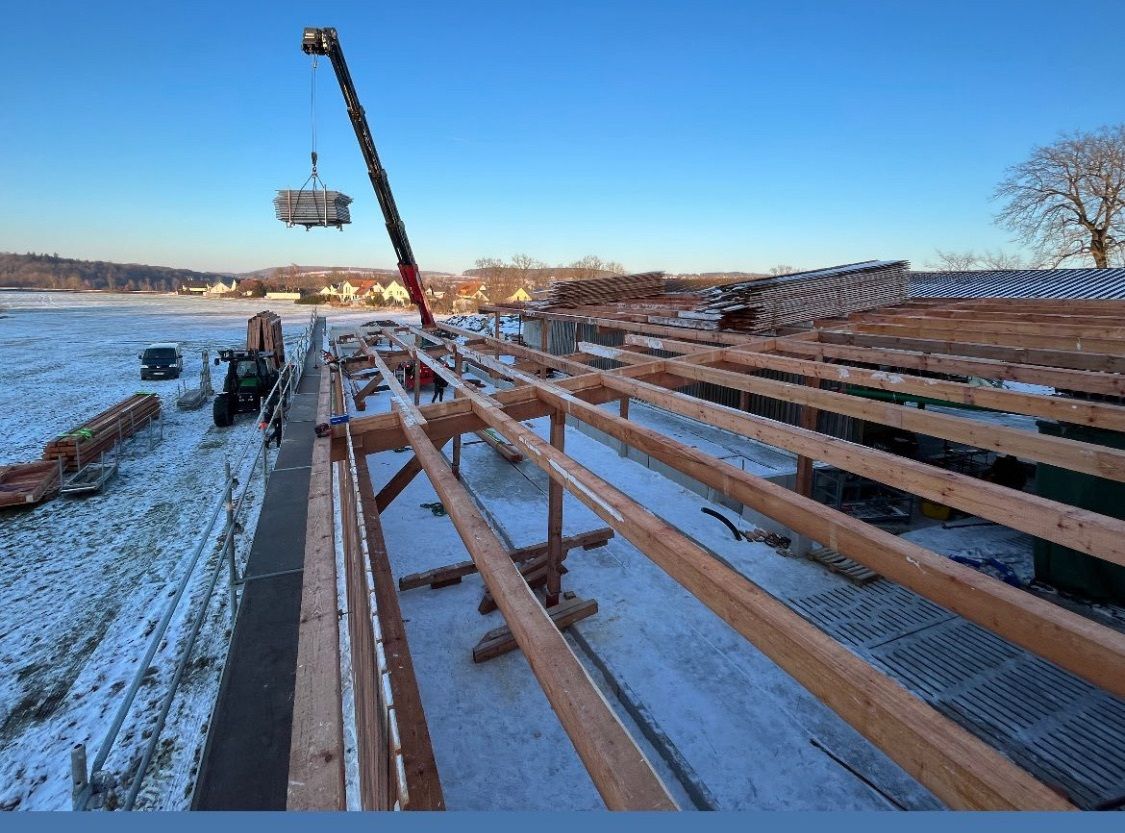 Dachmontage an landwirtschaftlichem Gebäude