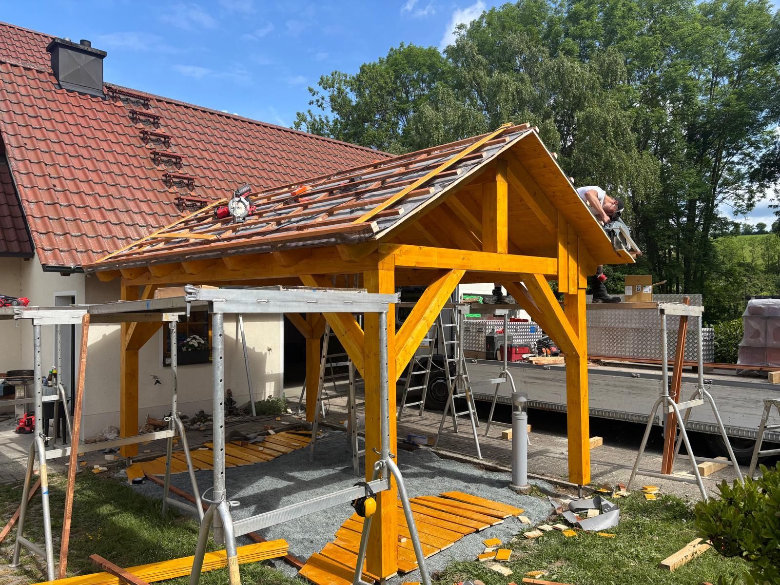 Neuer Holz-Carport im Bauzustand