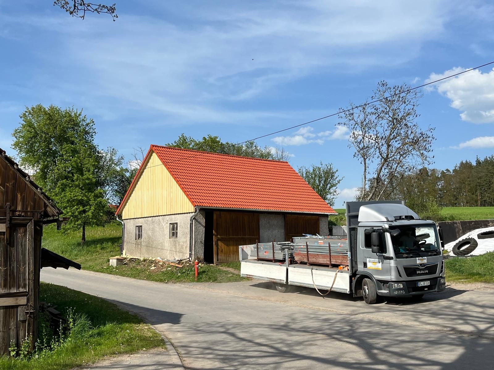 Wohnhaus mit neuem Ziegeldach und Holzbau