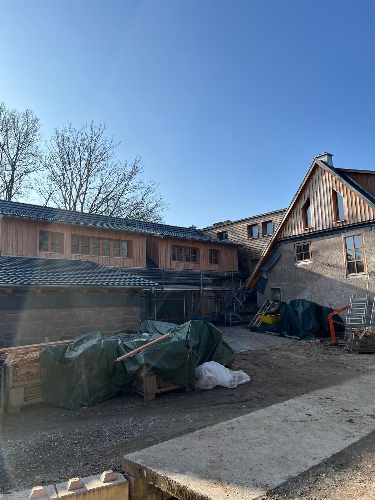 Blick auf saniertes Dach vor blauem Himmel